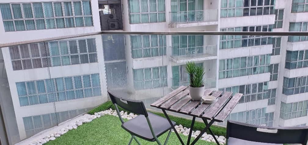 Regalia Suites With Infinity Pool Klcc By Staycation Homes Kuala Lumpur Esterno foto