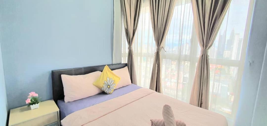 Regalia Suites With Infinity Pool Klcc By Staycation Homes Kuala Lumpur Esterno foto